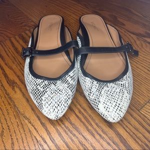 Vionic black and white reptile like sandal with buckle size womens 9